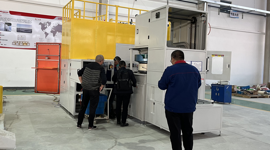 重慶客戶(hù)到訪(fǎng)安捷倫，驗(yàn)收PL552鏈條自動(dòng)噴膠機(jī)